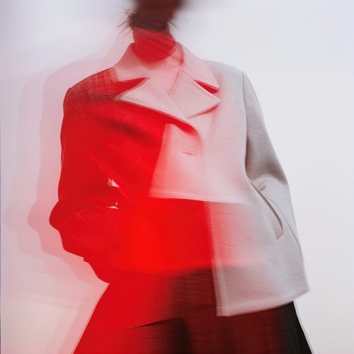 prinat-sovremennyi-stil-s-krasno-beloi-kurtkoi-s-abstraktnoi-modoi